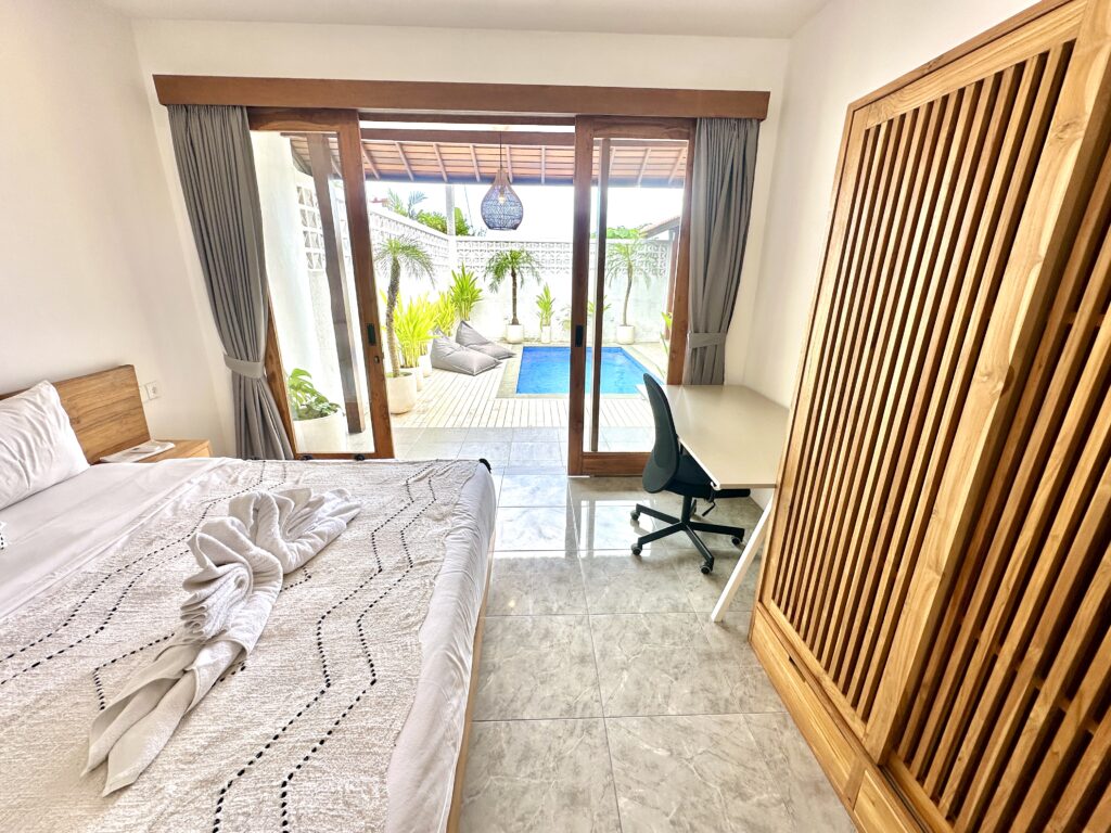 Bedroom with desk and pool view, Casa Di Seseh