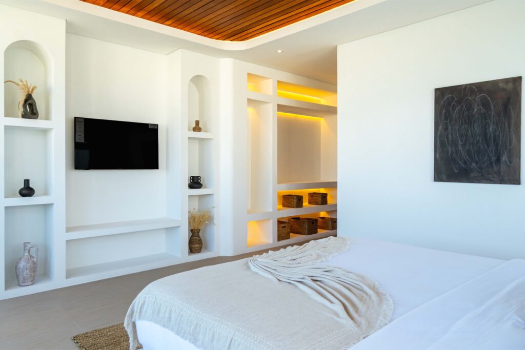 Bedroom with built-in display shelving, Villa Uno