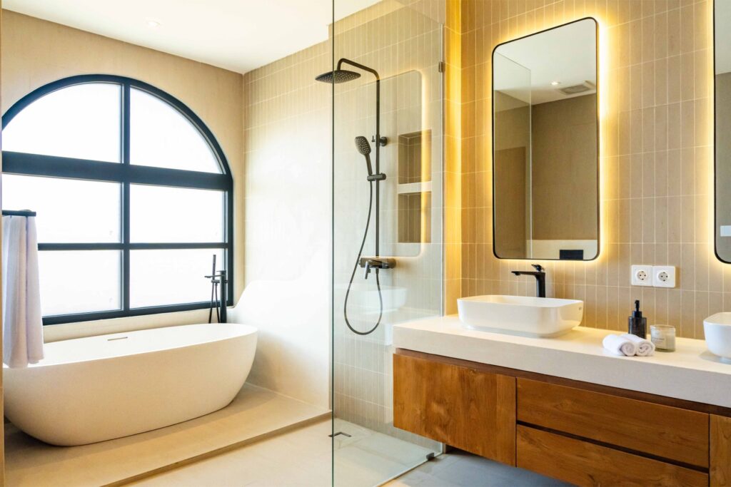 Ensuite bathroom with freestanding bathtub, Casa di Cemagi