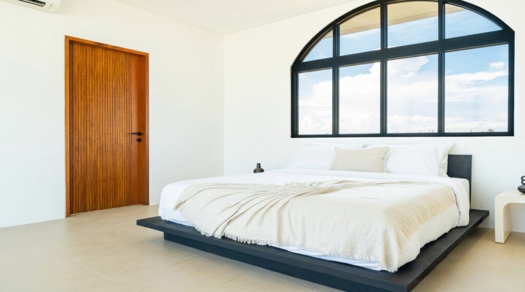 King bedroom with arched window, Casa di Cemagi Villa Uno