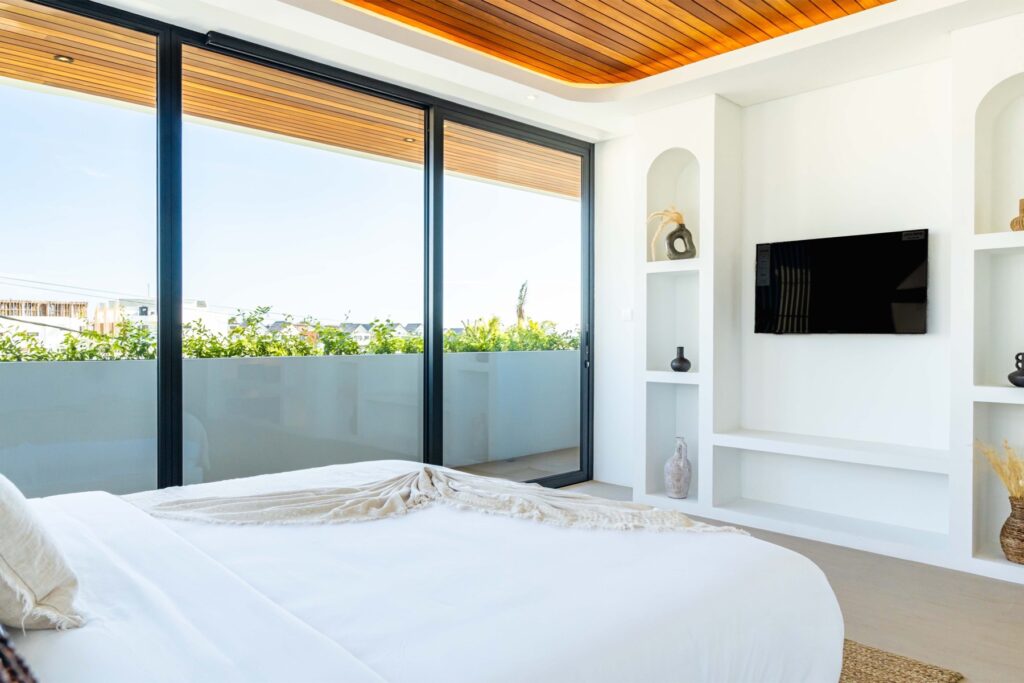 Upper-level bedroom with rooftop terrace access, Villa Uno