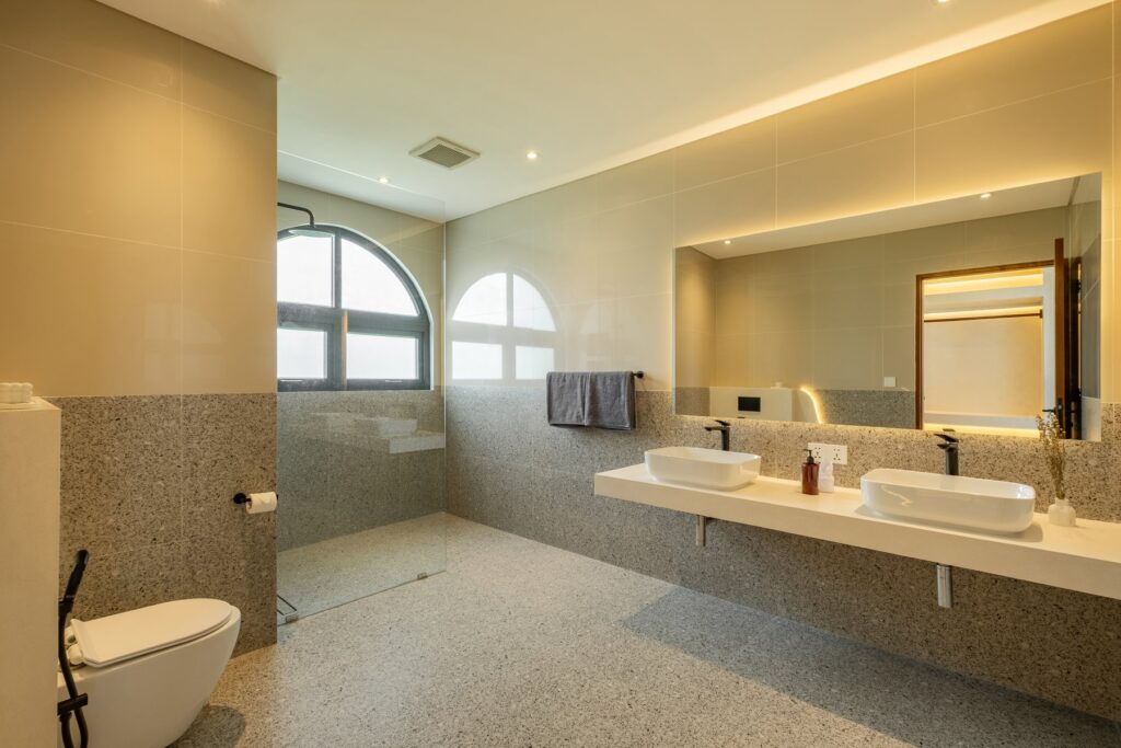 Bathroom with double vanity at Villa Tre