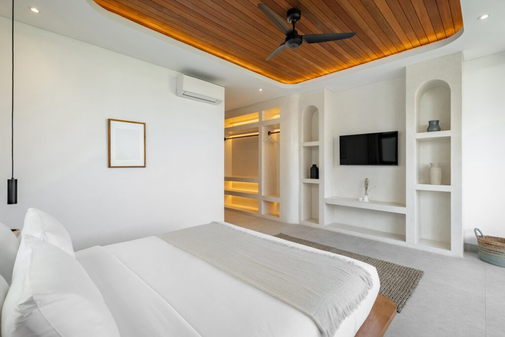 Bedroom with built-in shelving at Villa Tre