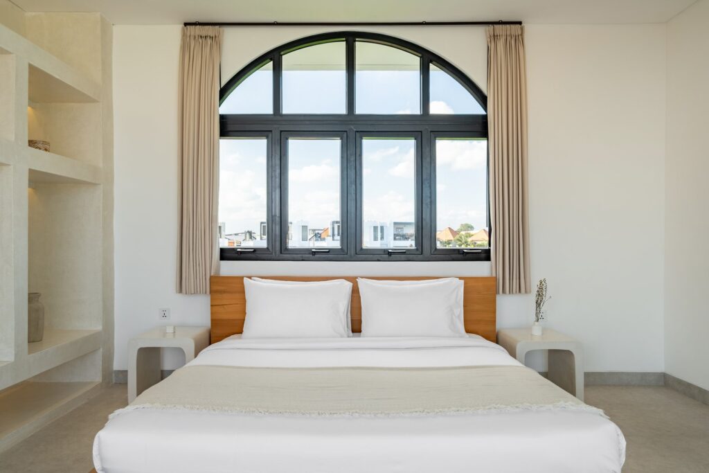 Bedroom with arched window at Villa Tre