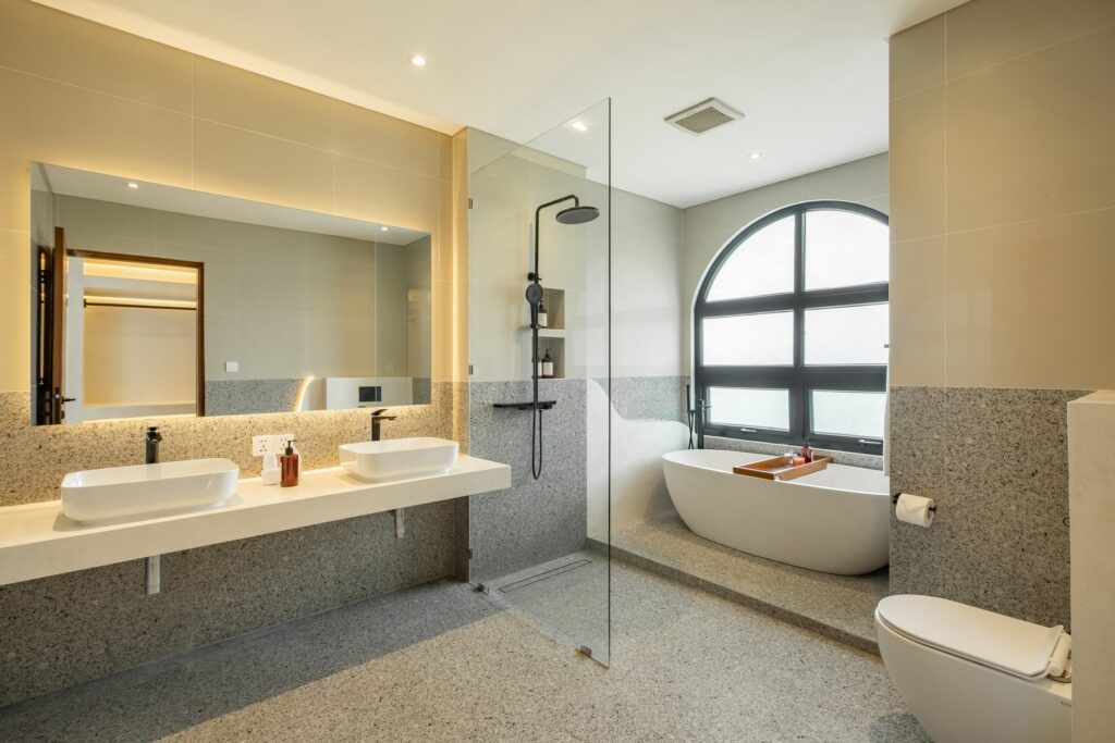 Ensuite bathroom with freestanding bathtub at Villa Tre