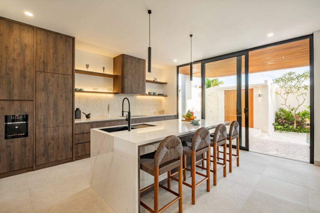 Kitchen island and breakfast bar at Villa Tre