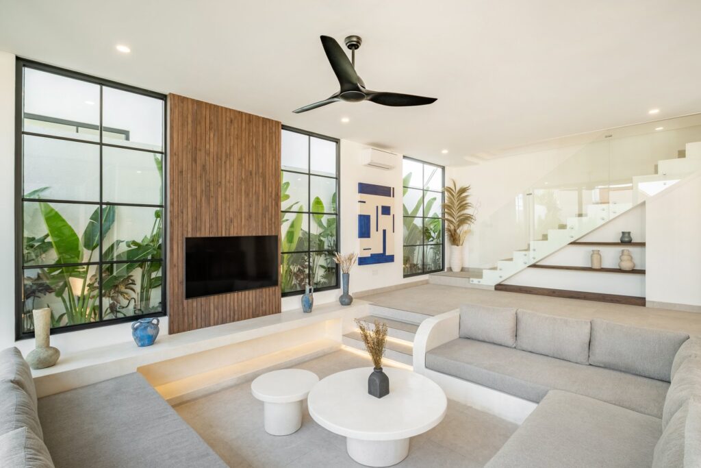 Living room with smart TV at Villa Tre