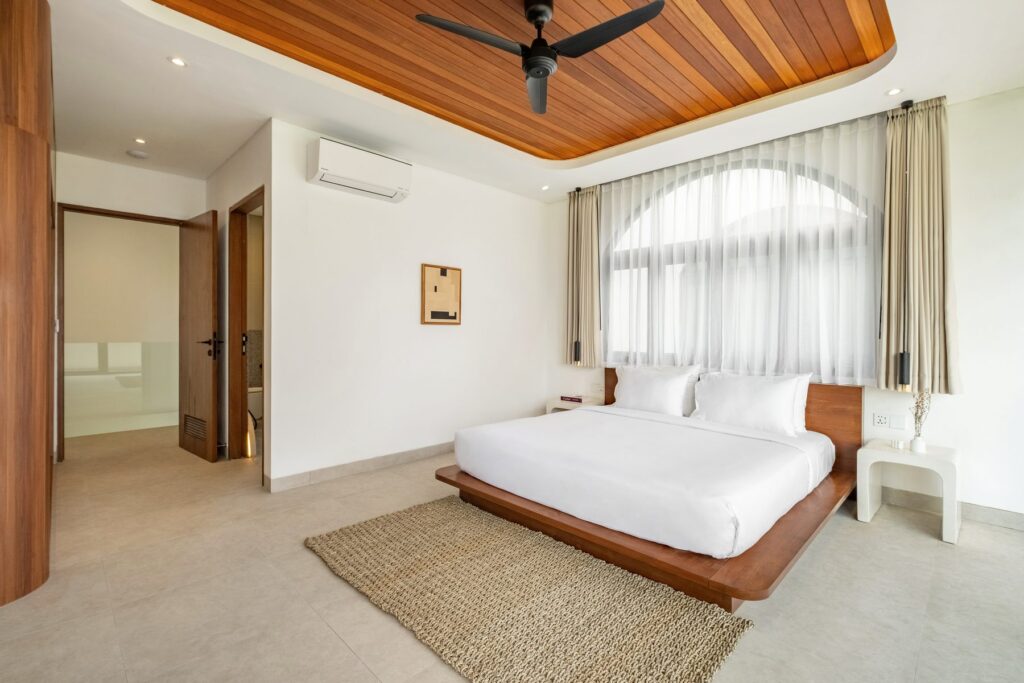 King bedroom with ensuite access at Villa Quattro