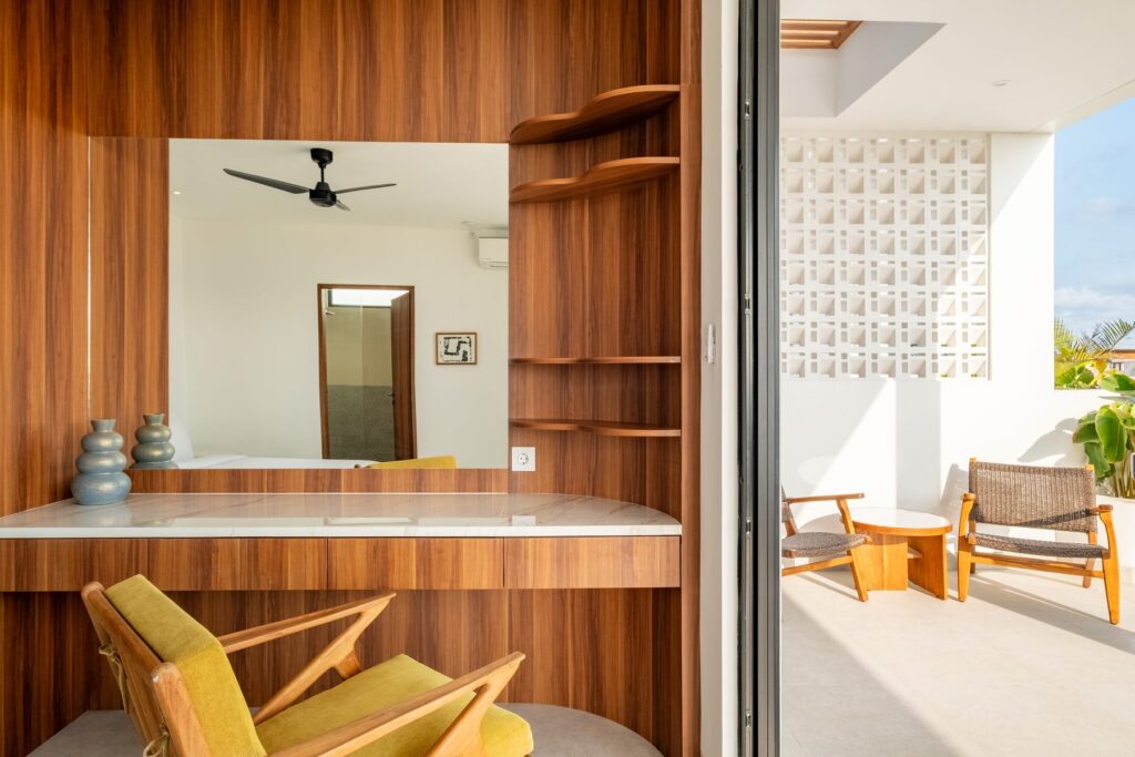 Dressing area with full-length mirror at Villa Quattro