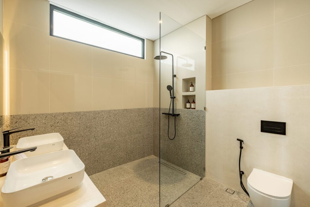 Ensuite bathroom with walk-in rain shower at Villa Quattro