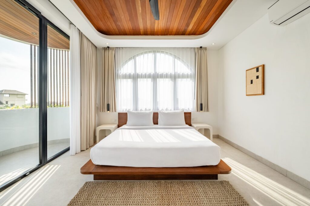 King bedroom with arched window at Villa Quattro