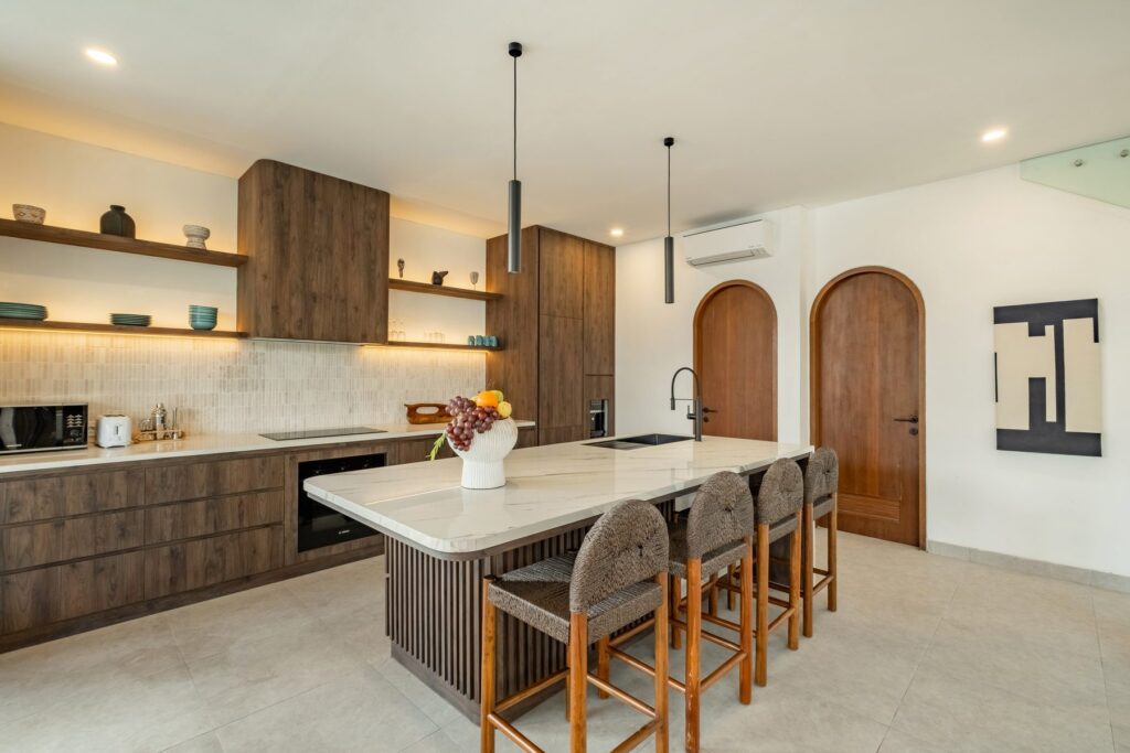 Kitchen island and breakfast bar at Villa Quattro